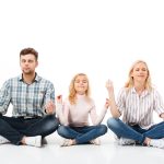 hommes, femmes adolescents en méditation
