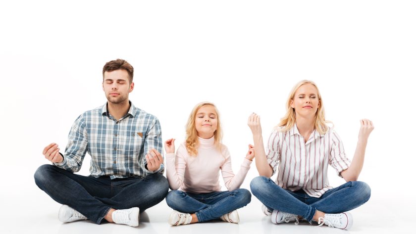 hommes, femmes adolescents en méditation